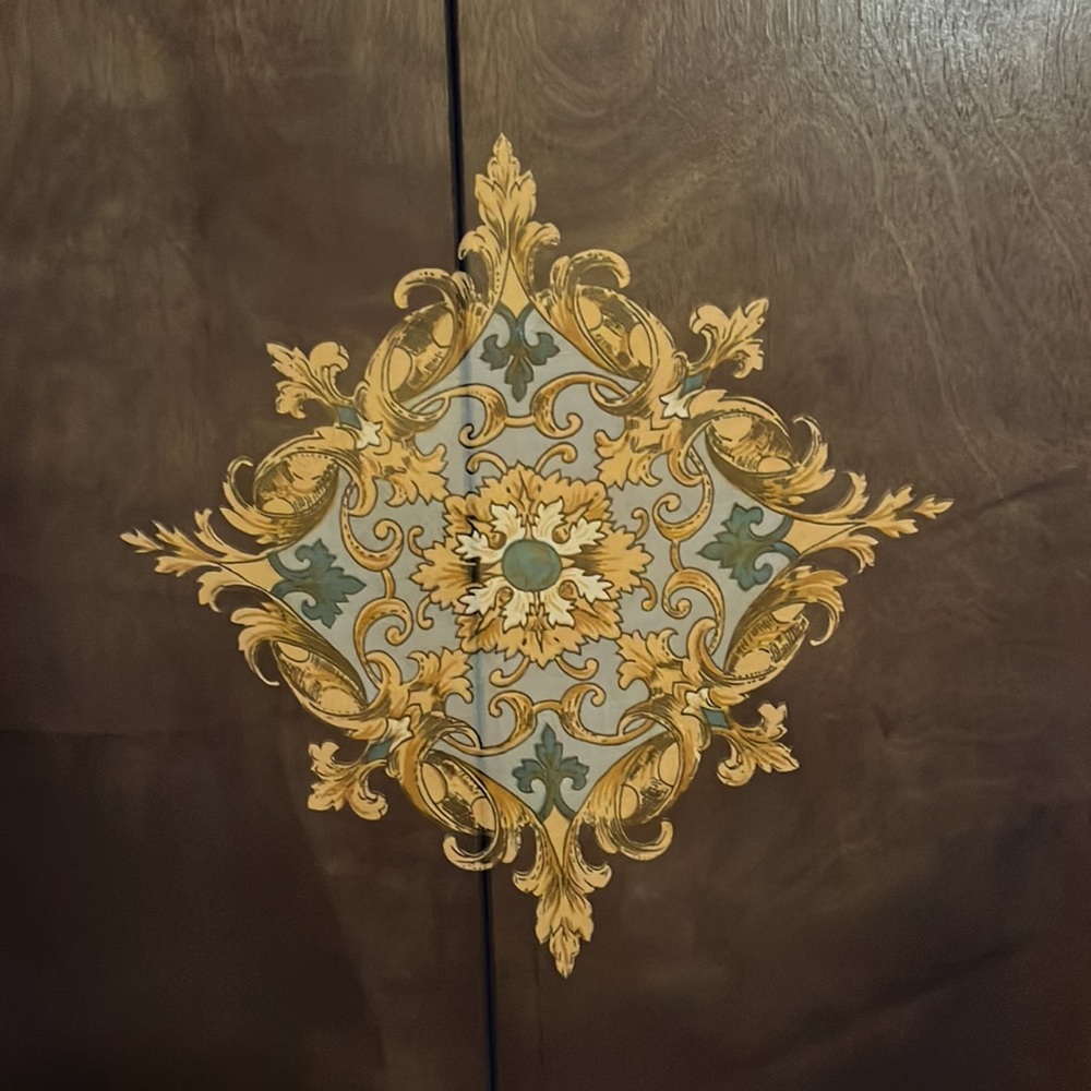 Beautiful silk shawl. Rich dark blue with light blue and gold ornament. 40 x 40. - Picture 4 of 5